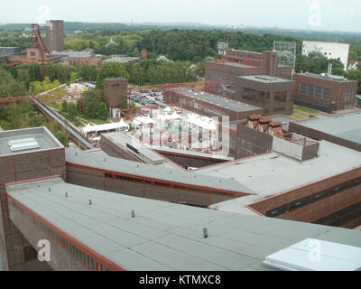 Der Zeche Zollverein in Essen ist ein ehemaliges Kohlebergwerk, das zu Kulturstätte wurde. Die Aussichtsplattform bietet einen Panoramablick auf die historische Stätte, die seine industrielle Vergangenheit und aktuelle kulturelle Bedeutung widerspiegelt. Stockfoto