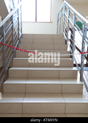 Innere Leere Treppe mit Fliesenboden. Eingang Treppe geschlossen mit Seil, kein Eintrag Zeichen. Stockfoto