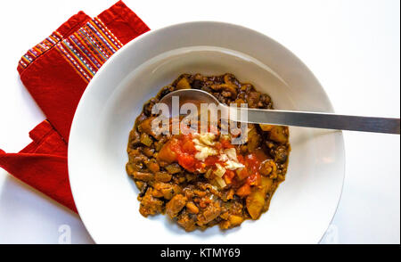 Chili con Carne in weisser Schüssel Stockfoto