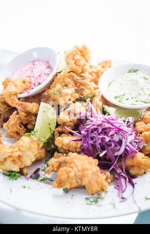 Gourmet calamari tempura Tintenfisch mit Tzatziki und eingelegte Rote Bete sauce Essen Stockfoto