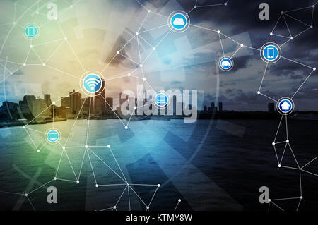 Smart City und wireless communication network, IoT (Internet der Dinge), ICT (Information Communication Technology), digitale Transformation Stockfoto