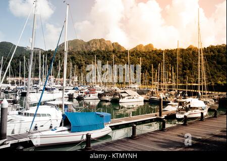 Perdana Quay ist ein modernes swank Komplex in Telaga Harbour Park von Pantai Kok gelegen, bei der Sie die Insel Langkawi in Malaysia. Stockfoto