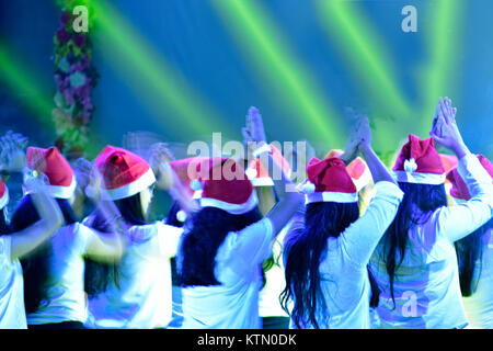 Gruppe von Mädchen genossen Weihnachten tun Tanz. Mädchen waren Bewegungsunschärfe. Stockfoto