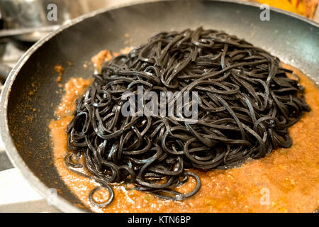 Schwarze pasta Tintenfisch in einer Pfanne - Italienische taglierini al Nero di seppia Stockfoto