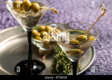 Zwei Gläser trockener Martini, klassische Cocktail mit Oliven, Wodka und Gin kalt serviert Stockfoto