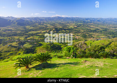 Montana Redonda in sonniger Tag. Dominikanische Republik, natürliche Landschaft Foto Stockfoto