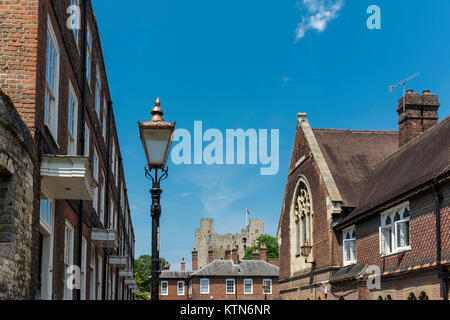 Rochester Castle und andere alte Gebäude in Rochester, Kent, Großbritannien Stockfoto