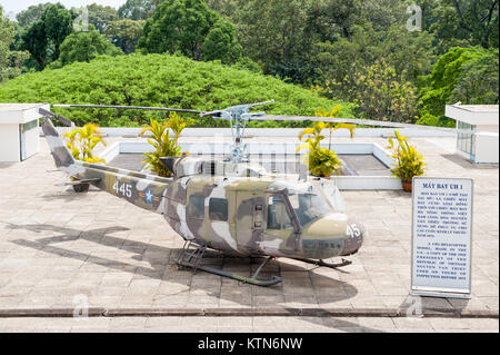 Die UH 1 Hubschrauber des Präsidenten Nguyen Van Thieu am Palast der Wiedervereinigung in Ho Chi Minh Stadt. Stockfoto