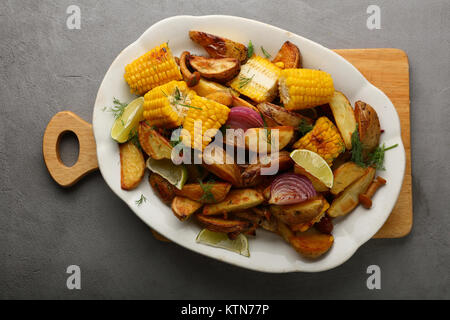 Gebratenes Gemüse mix auf Platte, gesundes Essen Stockfoto