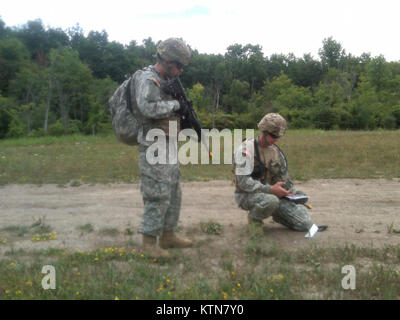 FORT DRUM der New York Army National Guard Pvt 1. Klasse John Baez und SPC Charles Smith, beide Mitglieder der Firma A 101 Expeditionary Signal Bataillon, Grundstück, ihre nächsten Punkt während der Navigation hier am 20. Juli durchgeführt. (US Army Foto von Kapitän Michael Ortiz, der New York Army National Guard/Freigegeben) Stockfoto