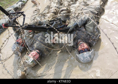 FORT DRUM, NY - New York Army National Guard Soldaten zu Die 101 Expeditionary Signal Bataillon unter Faltenbalg Kabel zugewiesen, während auf simulierte direktes Feuer reagieren, während bei demontiertem Ausführung Ausbildung hier Aug 29th. Die Soldaten des 101St Expeditionary Signal Bataillon sind schiefergedeckt zu Afghanistan noch in diesem Jahr bereitgestellt und sind die Durchführung von Pre-Sales-Mobilisierung Training in Fort Drum. (Foto von der US Army 1st Lieutenant Andrew Tyson, der New York Army National Guard) Stockfoto