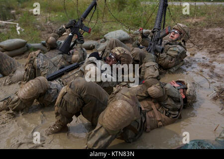 FORT DRUM, NY - New York Army National Guard Soldaten zu Die 101 Expeditionary Signal Bataillon unter Faltenbalg Kabel zugewiesen, während auf simulierte direktes Feuer reagieren, während bei demontiertem Ausführung Ausbildung hier Aug 29th. Die Soldaten des 101St Expeditionary Signal Bataillon sind schiefergedeckt zu Afghanistan noch in diesem Jahr bereitgestellt und sind die Durchführung von Pre-Sales-Mobilisierung Training in Fort Drum. (Foto von der US Army 1st Lieutenant Andrew Tyson, der New York Army National Guard) Stockfoto