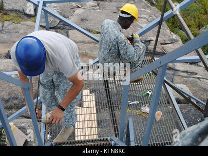 Rundumleuchte, NY - Staff Sgt. Marco Padilla und Spc Osse Jean-Pierre, Soldaten in die 1156Th Engineer Company, New York Army National Guard zugeordnet, Reparieren und Ersetzen, Geländer auf den Berg Leuchtfeuer Aussichtsturm, September 7, 2012. Der 1156Th hat im vergangenen Jahr sowohl die militärische als auch die Unterstützung der Gemeinschaft reichen von Beihilfen für zivile authories während der Tropische Sturm Irene und tropischer Sturm, Lee, der Reinigung der alten Erie Canal, verbracht. Stockfoto