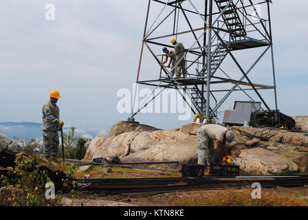 Rundumleuchte, NY - Staff Sgt. Marco Padilla und Spc Osse Jean-Pierre, Soldaten in die 1156Th Engineer Company, New York Army National Guard zugeordnet, Reparieren und Ersetzen, Geländer auf den Berg Leuchtfeuer Aussichtsturm, September 7, 2012. Der 1156Th hat im vergangenen Jahr sowohl die militärische als auch die Unterstützung der Gemeinschaft reichen von Beihilfen für zivile authories während der Tropische Sturm Irene und tropischer Sturm, Lee, der Reinigung der alten Erie Canal, verbracht. Stockfoto