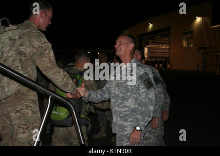 ALBANY, N.Y.-- Generalmajor Patrick Murphy, der Adjutant General für den Staat New York, grüßt Soldaten während der Heimkehr des zweiten Bataillons, 108 Infanterie aus Afghanistan bei Albany International Airport 19.09.23. Das Bataillon zum Einsatz nach Afghanistan als Task Force Bügeleisen, Durchführung von Missionen in verschiedenen Basen. Die ersten Elemente des Bataillons zurück von der Demobilisierung im Camp Shelby, Fräulein, die rund 200 Soldaten nach Hause zu ihren Familien. Der Rest des Bataillons task force ist die Heimat Sept. 26 erwartet. Us-Armee Foto von Oberst Richard Goldenberg, New York National Stockfoto