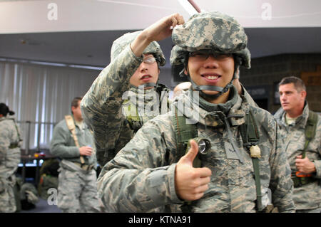STEWART ANGB Newburgh, NY -- Älterer Flieger Dennis Kim, 231 EIS, ist bereit, seinen Teil zu tun als Wachposten des 105. Airlift Wing und 213 Engineering Installation Squadron für die Bereitstellung als Teil der staatlichen Reaktion auf den Hurrikan Sandy onWednesday morgen Okt. 31, 2012 vorbereiten. Die Flieger sind unter mehr als 2.400 Armee und Air National Guard Soldaten im Auftrag der Gouverneur Andrew M. Cuomo eingesetzt. Die Flieger sind Teil der gemeinsamen Aktionen im Bereich 3, Joint Task Force 3 Hurrikan Hilfsaktionen. Stockfoto