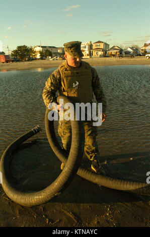 BREEZY POINT, NEW YORK - Marines mit 8. Techniker Bataillon vorbereiten Sturm Wasser aus Wohnungen, während Hurrikan Sandy Wiederherstellungsmaßnahmen in Breezy Point in Far Rockaway, New York, Nov. 5 Pumpe. Die 87-Marine Abordnung fuhr von Camp Lejeune, N.C. und Wiederaufnahme Bemühungen durch Pumpen der ständigen Wiederherstellung des Zugangs zu nass Häuser zu ermöglichen. (U.S. Armee Foto von SPC. J.p. Lawrence, 42th Infantry Division Public Affairs). Stockfoto