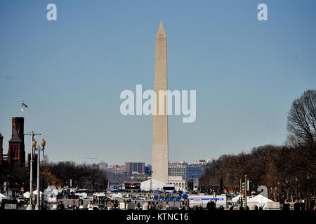 WASHINGTON, D.C. -- Die Washington Monument, das einen Tag vor der Vereidigung von Präsident Barack Obama zu seinem zweiten vier Jahre beginnen, 21. Januar 2013. Das Denkmal ist ein Obelisk auf der National Mall in Washington, D.C., baute die ersten amerikanischen Präsidenten, General George Washington zu gedenken. Das Denkmal befindet sich östlich des reflektierenden Pool und dem Lincoln Memorial. (Offizielle US Air Force Foto von Technischen Sgt. Eric Miller/New York Air National Guard) Stockfoto