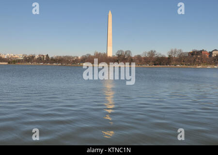 WASHINGTON, D.C. -- Die Washington Monument, das einen Tag vor der Vereidigung von Präsident Barack Obama zu seinem zweiten vier Jahre beginnen, 21. Januar 2013. Das Denkmal ist ein Obelisk auf der National Mall in Washington, D.C., baute die ersten amerikanischen Präsidenten, General George Washington zu gedenken. Das Denkmal befindet sich östlich des reflektierenden Pool und dem Lincoln Memorial. (Offizielle US Air Force Foto von Technischen Sgt. Eric Miller/New York Air National Guard) Stockfoto