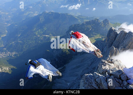 Zwei wingsuit Piloten beenden parallel von einer Klippe und die Nähe gemeinsam erleben. Sie sind unsicher, was weiter im freien Fall kommt. Stockfoto