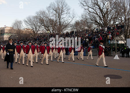 WASHINGTON, D.C. -- Der Fife und Drum Corps der 3 US-Infanterie Regiment, als "der alten Garde", Märsche auf der Pennsylvania Avenue in der 57th Einweihung Parade in Washington, D.C. am Montag, 21. Januar 2013 bekannt. Die Prozession von mehr als 8.000 Menschen, die an der Constitution Avenue zum Weißen Haus inklusive zeremoniellen militärische Regimenter, Bürgerinitiativen, Marching Bands und schwimmt. Die Einweihung der Präsidentschaftswahlen Vereidigung, Antrittsrede, Eröffnungs-Parade und zahlreiche Eröffnungs-Bälle und Galas zu Ehren der gewählte Präsident der Vereinigten Staaten. Duri Stockfoto