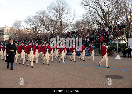 WASHINGTON, D.C. -- Der Fife und Drum Corps der 3 US-Infanterie Regiment, als "der alten Garde", Märsche auf der Pennsylvania Avenue in der 57th Einweihung Parade in Washington, D.C. am Montag, 21. Januar 2013 bekannt. Die Prozession von mehr als 8.000 Menschen, die an der Constitution Avenue zum Weißen Haus inklusive zeremoniellen militärische Regimenter, Bürgerinitiativen, Marching Bands und schwimmt. Die Einweihung der Präsidentschaftswahlen Vereidigung, Antrittsrede, Eröffnungs-Parade und zahlreiche Eröffnungs-Bälle und Galas zu Ehren der gewählte Präsident der Vereinigten Staaten. Duri Stockfoto