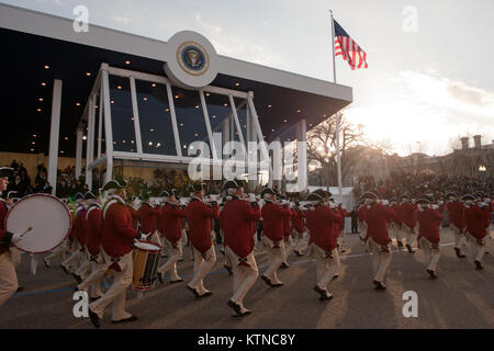 WASHINGTON, D.C. -- Der Fife und Drum Corps der 3 US-Infanterie Regiment, als "der alten Garde", Märsche auf der Pennsylvania Avenue in der 57th Einweihung Parade in Washington, D.C. am Montag, 21. Januar 2013 bekannt. Die Prozession von mehr als 8.000 Menschen, die an der Constitution Avenue zum Weißen Haus inklusive zeremoniellen militärische Regimenter, Bürgerinitiativen, Marching Bands und schwimmt. Die Einweihung der Präsidentschaftswahlen Vereidigung, Antrittsrede, Eröffnungs-Parade und zahlreiche Eröffnungs-Bälle und Galas zu Ehren der gewählte Präsident der Vereinigten Staaten. Duri Stockfoto