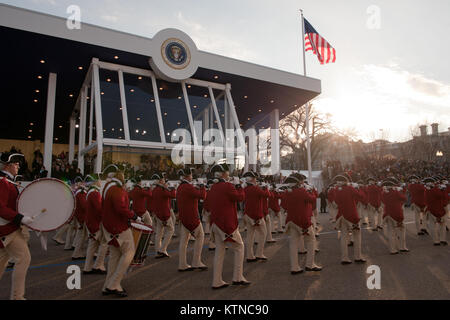 WASHINGTON, D.C. -- Der Fife und Drum Corps der 3 US-Infanterie Regiment, als "der alten Garde", Märsche auf der Pennsylvania Avenue in der 57th Einweihung Parade in Washington, D.C. am Montag, 21. Januar 2013 bekannt. Die Prozession von mehr als 8.000 Menschen, die an der Constitution Avenue zum Weißen Haus inklusive zeremoniellen militärische Regimenter, Bürgerinitiativen, Marching Bands und schwimmt. Die Einweihung der Präsidentschaftswahlen Vereidigung, Antrittsrede, Eröffnungs-Parade und zahlreiche Eröffnungs-Bälle und Galas zu Ehren der gewählte Präsident der Vereinigten Staaten. Duri Stockfoto