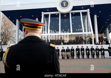 WASHINGTON, D.C. -- U.S. Army Band Mitglieder Standby für Präsident Barack Obama und Vizepräsident Joe Biden die Eintragung in die amtliche Überprüfung stand, wo er den Rest der Einweihung Parade beobachtet. Die 57Th Presidential Einweihung wurde in Washington, D.C. am Montag, 21. Januar 2013 statt. Die Einweihung der Präsidentschaftswahlen Vereidigung, Antrittsrede, Eröffnungs-Parade und zahlreiche Eröffnungs-Bälle und Galas zu Ehren der gewählte Präsident der Vereinigten Staaten. Während der 10-tägigen Eröffnungs Periode etwa 6.000 National Guard Personal aus über 30 s Stockfoto