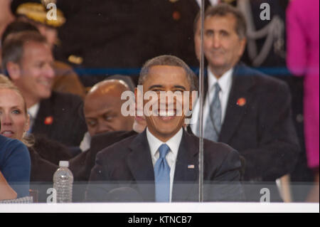 WASHINGTON, D.C. - Präsident Barack Obama Uhren Beginn der Regierungsantritt von der offiziellen Kritik gegenüber Lafayette Park. Die Prozession von mehr als 8.000 Menschen, die an der Constitution Avenue gestartet weiter Pennsylvania Avenue, das Weiße Haus inklusive zeremoniellen militärische Regimenter, Bürgerinitiativen, Marching Bands und schwimmt. Der Präsident, der Vizepräsident, ihre Ehegatten und spezielle Gäste dann die Parade als es vor den Präsidentschaftswahlen leitet Überprüfung stand. Das Stadion - Stil Stadium ist für die Einweihung im Westen vor dem Capitol errichtet. Stockfoto