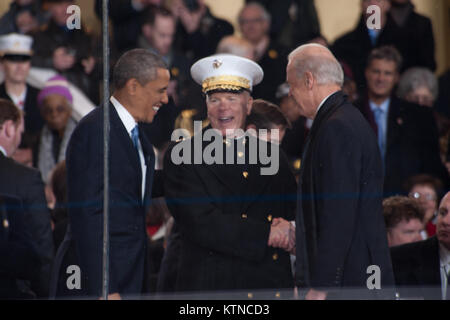 WASHINGTON, D.C. - Präsident Barack Obama Uhren aus der Amtsantretung Parade offizielle Überprüfung gegenüber Lafayette Park. Die Prozession von mehr als 8.000 Menschen, die an der Constitution Avenue gestartet weiter Pennsylvania Avenue, das Weiße Haus inklusive zeremoniellen militärische Regimenter, Bürgerinitiativen, Marching Bands und schwimmt. Der Präsident, der Vizepräsident, ihre Ehegatten und spezielle Gäste dann die Parade als es vor den Präsidentschaftswahlen leitet Überprüfung stand. Das Stadion - Stil Stadium ist für die Einweihung im Westen vor dem Capitol errichtet. Es hat m Stockfoto