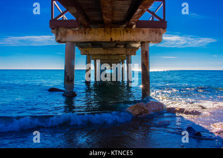 Pier. Hölzerne Seebrücke in Marbella. Provinz Malaga, Costa del Sol, Andalusien, Spanien. Bild aufgenommen - 14. Dezember 2017. Stockfoto