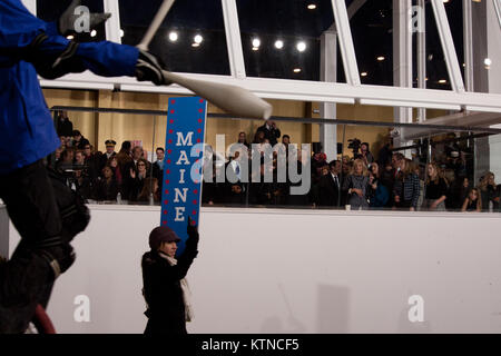 WASHINGTON, D.C. - Mitglieder der Turnhalle Dandys Kinder Zirkus, von Maine, Fahrt sechs Fuß Einräder in der Ausbildung, und wow die Zuschauer in den Präsidentschaftswahlen Überprüfung stand, als sie in der 57. Präsidentschafts-einweihung Parade am Montag, 21. Januar 2013 durchzuführen. Die Prozession von mehr als 8.000 Menschen, die an der Constitution Avenue gestartet weiter Pennsylvania Avenue, das Weiße Haus inklusive zeremoniellen militärische Regimenter, Bürgerinitiativen, Marching Bands und schwimmt. Der Präsident, der Vizepräsident, ihre Ehegatten und spezielle Gäste dann die Parade als es vor den Präsidentschaftswahlen wieder geht Stockfoto