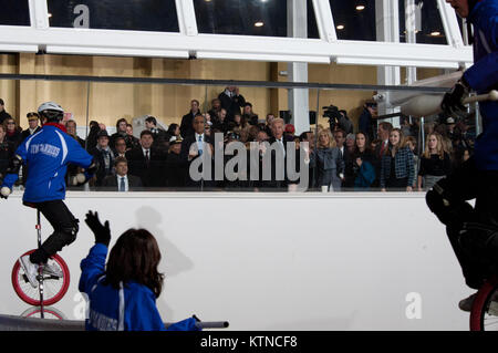 WASHINGTON, D.C. - Mitglieder der Turnhalle Dandys Kinder Zirkus, von Maine, Fahrt sechs Fuß Einräder in der Ausbildung, und wow die Zuschauer in den Präsidentschaftswahlen Überprüfung stand, als sie in der 57. Präsidentschafts-einweihung Parade am Montag, 21. Januar 2013 durchzuführen. Die Prozession von mehr als 8.000 Menschen, die an der Constitution Avenue gestartet weiter Pennsylvania Avenue, das Weiße Haus inklusive zeremoniellen militärische Regimenter, Bürgerinitiativen, Marching Bands und schwimmt. Der Präsident, der Vizepräsident, ihre Ehegatten und spezielle Gäste dann die Parade als es vor den Präsidentschaftswahlen wieder geht Stockfoto