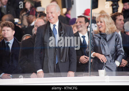 WASHINGTON, D.C. -- Vizepräsident Joe Biden und die zweite Lady Jill Biden watch Mitglieder der Turnhalle Dandys Kinder Zirkus, von Maine, Fahrt sechs Fuß Einräder in der Ausbildung, und wow die Zuschauer in den Präsidentschaftswahlen Überprüfung stand, als sie in der 57. Präsidentschafts-einweihung Parade am Montag, 21. Januar 2013 durchzuführen. Die Prozession von mehr als 8.000 Menschen, die an der Constitution Avenue gestartet weiter Pennsylvania Avenue, das Weiße Haus inklusive zeremoniellen militärische Regimenter, Bürgerinitiativen, Marching Bands und schwimmt. Der Präsident, der Vizepräsident, ihre Ehegatten und spezielle Gäste dann Izer Stockfoto