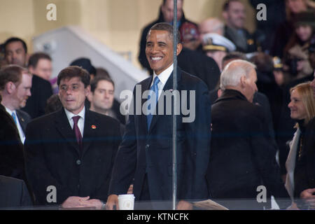 WASHINGTON, D.C. - Präsident Barack Obama Uhren Mitglieder der Turnhalle Dandys Kinder Zirkus, von Maine, Fahrt sechs Fuß Einräder in der Ausbildung, und wow die Zuschauer in den Präsidentschaftswahlen Überprüfung stand, als sie in der 57. Präsidentschafts-einweihung Parade am Montag, 21. Januar 2013 durchzuführen. Die Prozession von mehr als 8.000 Menschen, die an der Constitution Avenue gestartet weiter Pennsylvania Avenue, das Weiße Haus inklusive zeremoniellen militärische Regimenter, Bürgerinitiativen, Marching Bands und schwimmt. Der Präsident, der Vizepräsident, ihre Ehegatten und spezielle Gäste dann die Parade wie es geht Stockfoto