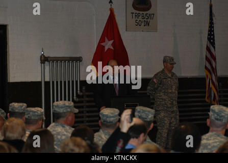 HORNELL, New York - New York Kongreßabgeordneten Tom Reed spricht mit Soldaten der 222Nd Militärpolizei Unternehmen während ihrer Einheit Abschiedszeremonie Feb 22. Die 140 Militärpolizei Soldaten, Hauptsitz in Rochester mit einer Abordnung in Hornell, wird Zug für Übersee Service im Camp Shelby, Mississippi, bevor es in Katar. Die Einheit wird Security Operations leiten, während bereitgestellt und wird voraussichtlich nach New York in einem Jahr zurückzukehren. Us-Armee Foto von Oberst Richard Goldenberg, Joint Force Headquarters New York National Guard. Stockfoto