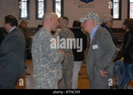 HORNELL, New York - New York Army National Guard Soldaten und Angehörige der Militärpolizei 222nd Unternehmen kennzeichnen die Mobilisierung von mehr als 140 Soldaten hier während einer Einheit Abschiedszeremonie Feb 22. Die militärpolizei Soldaten, Hauptsitz in Rochester mit einer Abordnung in Hornell, wird Zug für Übersee Service im Camp Shelby, Mississippi, bevor es in Katar. Die Einheit wird Security Operations leiten, während bereitgestellt und wird voraussichtlich nach New York in einem Jahr zurückzukehren. Us-Armee Foto von Oberst Richard Goldenberg, Joint Force Headquarters New York National Guard. Stockfoto