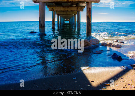 Pier. Hölzerne Seebrücke in Marbella. Provinz Malaga, Costa del Sol, Andalusien, Spanien. Bild aufgenommen - 14. Dezember 2017. Stockfoto