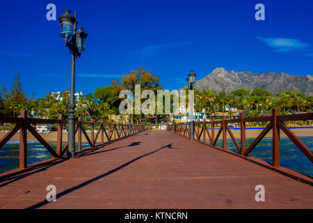 Pier. Hölzerne Seebrücke in Marbella. Provinz Malaga, Costa del Sol, Andalusien, Spanien. Bild aufgenommen - 14. Dezember 2017. Stockfoto