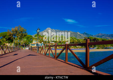 Pier. Hölzerne Seebrücke in Marbella. Provinz Malaga, Costa del Sol, Andalusien, Spanien. Bild aufgenommen - 14. Dezember 2017. Stockfoto