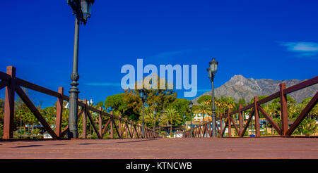 Pier. Hölzerne Seebrücke in Marbella. Provinz Malaga, Costa del Sol, Andalusien, Spanien. Bild aufgenommen - 14. Dezember 2017. Stockfoto