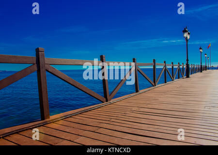 Pier. Hölzerne Seebrücke in Marbella. Provinz Malaga, Costa del Sol, Andalusien, Spanien. Bild aufgenommen - 14. Dezember 2017. Stockfoto