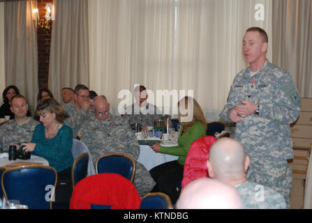 NEW YORK - New York Army National Guard Oberst David Sheridan spricht mit den Soldaten des 174. Stabilität Transition Team während ihrer Freiheit würdigen Zeremonie hier März 16 am Fort Hamilton die Leistungen der Mannschaft und der Unterstützung von deren Familien erkennen. Das Team im Einsatz in Afghanistan im Jahr 2012. Soldaten auch Auszeichnungen, darunter den afghanischen Kampagne Medaille und ISAF NATO-Medaille für ihren Dienst in einem der acht Mannschaften, die über Afghanistan betrieben, die Ausbildung und Betreuung der afghanischen Sicherheitskräfte. Us-Armee Foto von Oberst Richard Goldenberg, New York Natio Stockfoto