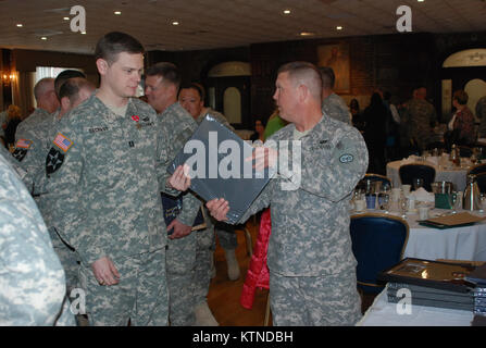NEW YORK - New York Army National Guard Oberstleutnant Brian DeReamer, rechts, stellt Gelbe Band Anerkennung zu Soldaten der 174. Stabilität Transition Team während ihrer Freiheit würdigen Zeremonie hier März 16 am Fort Hamilton die Erfolge der Mannschaft und Unterstützung ihrer Familien zu erkennen. Das Team im Einsatz in Afghanistan im Jahr 2012. Soldaten auch Auszeichnungen, darunter den afghanischen Kampagne Medaille und ISAF NATO-Medaille für ihren Dienst in einem der acht Mannschaften, die über Afghanistan betrieben, die Ausbildung und Betreuung der afghanischen Sicherheitskräfte. Us-Armee phot Stockfoto