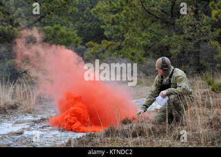 WESTHAMPTON BEACH, NY-Air Force Pararescue Jumper mit der 102 Rescue Squadron simulieren, die Wiederherstellung eines abgestürzten F-16 Pilot während des Trainings bei FS Gabreski Air National Guard Base in Westhampton, neue Ork am 25. März 2013. (USAF/Senior Airman Christopher S Muncy/freigegeben) Stockfoto