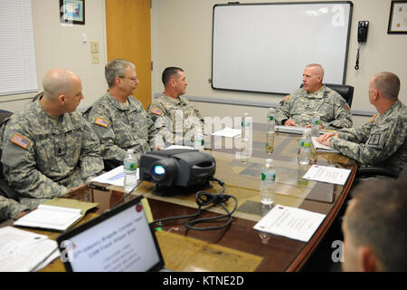 Us-Armee den Befehl Sgt. Maj Frank A. Grenzwert Grenzwerte erfüllt mit 27 New York's Army Guard Brigade Command Sgt. Maj Daniel Ames und anderen Mitgliedern des 27. Die Soldaten Führung zu diskutieren aktuelle Ziele sowie danken ihnen für ihre jüngsten Hilfe in vielen verschiedenen Kampfeinsätzen. Grenzwert Grenzwerte wurde am Hancock Bereich einen Überblick über die aktuellen Operationen der 174 Angriff Wing und dem 27 Infantry Brigade Combat Team beide auf Hancock Feld befinden zu erhalten. (NY Air National Guard Foto von Tech. Sgt. Jeremy M. Anruf) Stockfoto