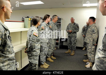 Us-Armee den Befehl Sgt. Maj Frank A. Grenzwert Grenzwerte erfüllt mit New York Armee Schützen Sie Mitglieder von 27 Infantry Brigade Combat Team ihnen für ihre harte Arbeit und Exzellenz zu Hancock Feld in Syracuse, NY Am 18. April 2013 zu danken. Grenzwert Grenzwerte wurde am Hancock Bereich einen Überblick über die aktuellen Operationen der 174 Angriff Wing und dem 27 Infantry Brigade Combat Team beide auf Hancock Feld befinden zu erhalten. (NY Air National Guard Foto von Tech. Sgt. Jeremy M. Anruf) Stockfoto