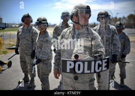 FS GABRESKI ANG, NY-Sicherheitskräfte Mitglieder und augmentees mit um die 106 Rettung Wing's Security Forces Squadron, zusammen mit Unterstützung von Student Flight, führt die Crowd control Training bei FS Gabreski ANG. Am 5. Mai 2013. (USAF/Senior Airman Christopher S Muncy/freigegeben) Stockfoto