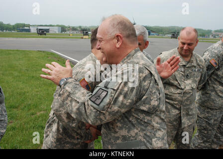 LATHAM - Chief Warrant Office 5 Brian Smith, der New York State Aviation Logistics Officer, nahm seinen letzten Flug von AASF #3 am Mittwoch, den 21. Mai. Smith wird am 31. Mai 2013 in den Ruhestand Nach 40 Jahren in der Armee und Army National Guard. Stockfoto